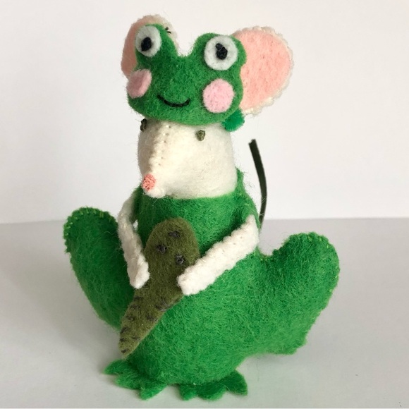Spring Peeper Green Frog dressed Felt mouse holding a baby  tadpole pollywog - Picture 7 of 13
